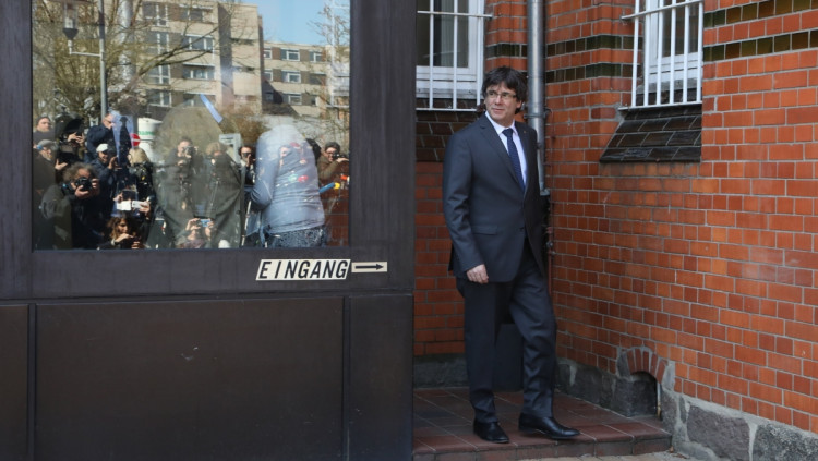 Carles Puigdemont surt de Neumünster. EFE