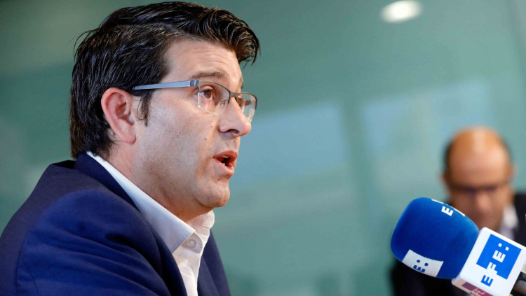 El president de la Diputació de València, Jorge Rodríguez, i en segon pla, el seu cap de gabinet, Ricard Gallego.. EFE