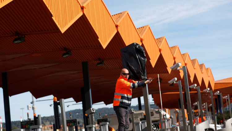Operaris de l'autopista treuen les bosses que els membres dels CDR van instal·lar a les càmeres per aixecar les barreres dels peatges. EFE