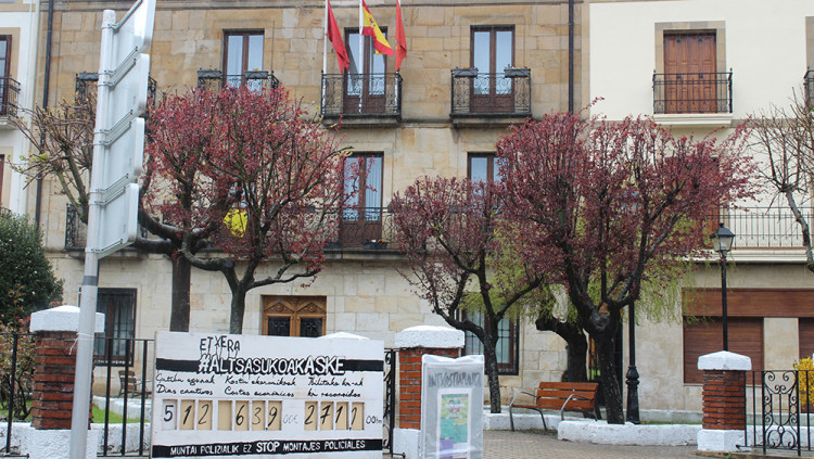 Façana de l'Ajuntament d'Alsasua, on hi ha un comptador de dies, despeses econòmiques i quilòmetres recorreguts que recorda els presos