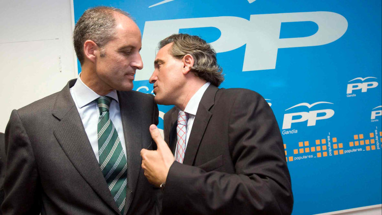Francisco Campsi Arturo Torró, fotografiats en 2009 a la seu del PP de Gandia, la ciutat que el segon va acpnseguir governar de 2011 a 2015.. EFE