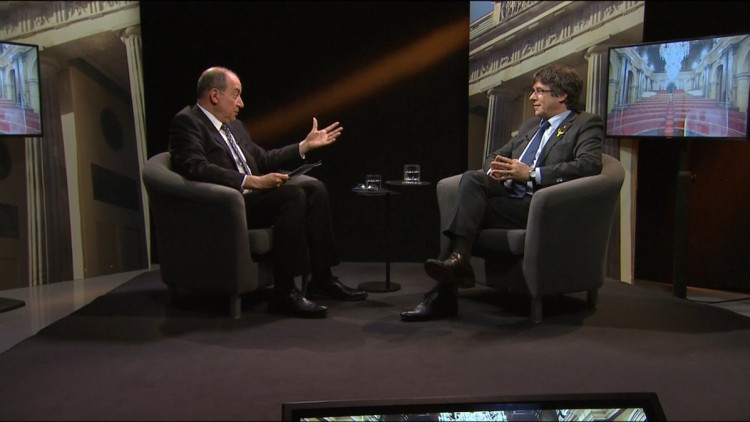 Vicent Sanchis i Carles Puigdemont durant l'entrevista. TV3