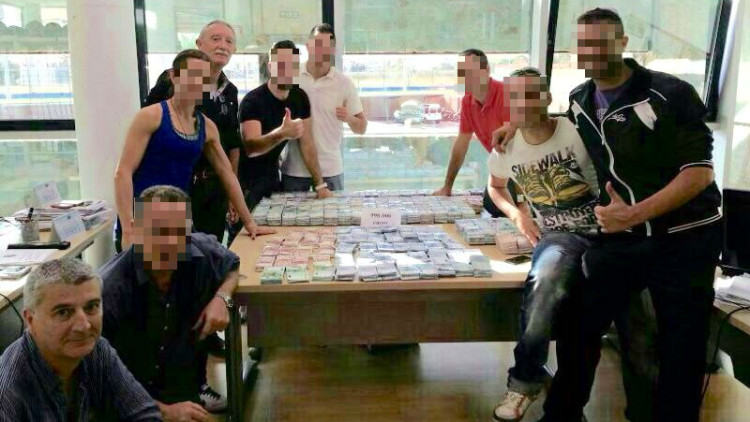Juan José Ferrer, baix a l'esquerra, posa amb part dels diners recuperats. També hi ha Roger Sales, dalt a l'esquerra i amb bigoti, fins el gener de 2017 director insular de l’Administració General de l’Estat d’Eivissa i Formentera, i aleshores inspector en cap de la policia espanyola, amb agents de la Unitat de Delinqüència Especialitzada i Violenta (UDEV).