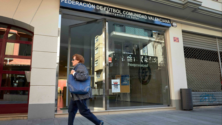 La seu que la Federació de Futbol de la Comunitat Valenciana té a Gandia és el centre d'una de les quatre investigacions obertes per les adjudicacions a l'empresa Crespo Gomar.. Natxo Francés