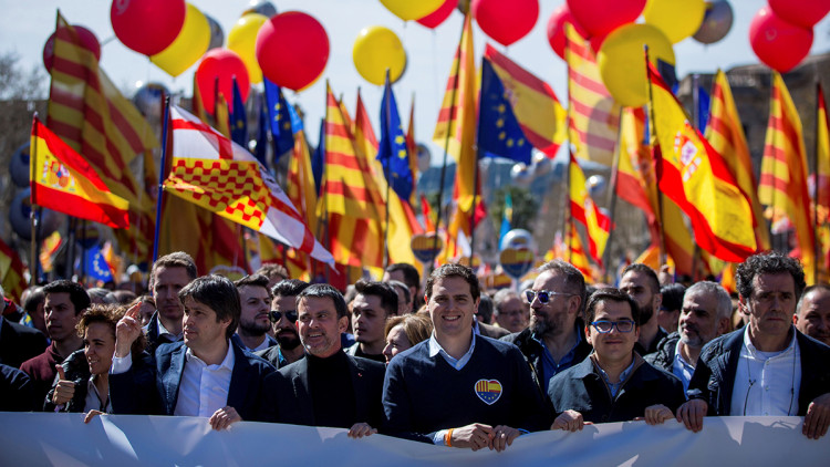 Manuel Valls i Albert Rivera en la manifestació convocada per Societat Civil Catalana. Efe