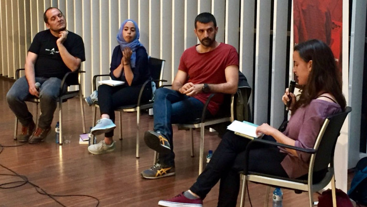 D'esquerra a dreta: David Fernàndez, Fàtima Aatar, Jordi Borràs i Laia Mas a la xerrada sobre populisme i societats inclusives| Joves Acció Cultural del País Valencià
