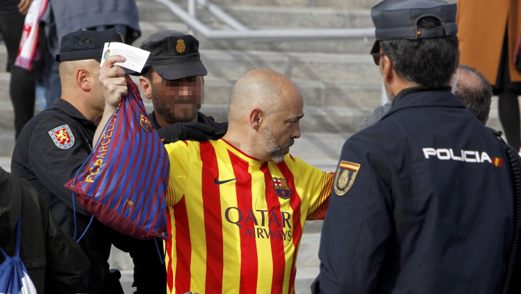 Imatge d'un aficionat culer escorcollat per la policia a l'entrada de l'estadi. Efe