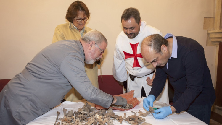 Carles Lalueza (dreta) examina les restes de Guillem de Torroja a la Catedral de Tarragona. IBE (CSIC-UPF)