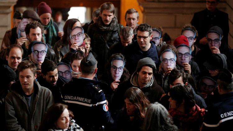 Membres de l’anomenat Grup de Tarnac transportant màscares del fiscal Olivier Christen, el 13 de març de 2018. Se’ls acusava d’integrar una organització terrorista i sabotatges a les catenàries del Tren d’Alta Velocitat. Finalment, tot plegat va quedar en no res. 