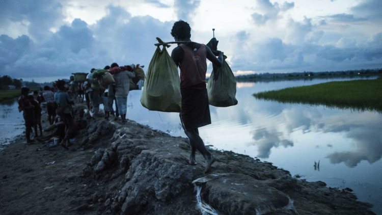 Al voltant de 700.000 rogingya van fugir cap a Bangladesh