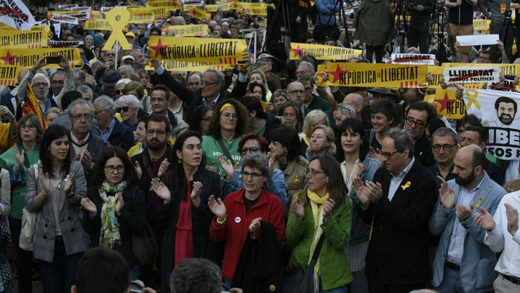 Imatge de la concentració, encapçalada per Susanna Barreda, Txell Bonet, Montserrat Puigdemont, Quim Torra i Marcel Mauri, entre més.. Òmnium Cultural