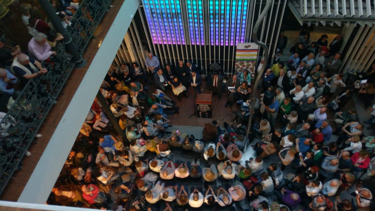 L'Octubre Centre de Cultura Contemporània ple de gom a gom durant la presentació de l'obra d'Ignacio Escolar i Joaquim Bosch| Prats i Camps