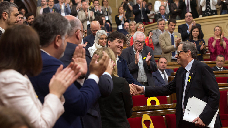Quim Torra saluda el portaveu parlamentari d’Esquerra Republicana, Sergi Sabrià, després de ser investit al Parlament. Efe