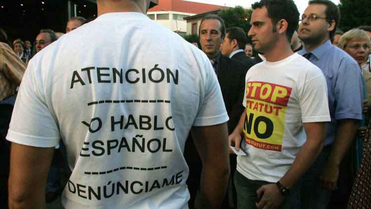 Simpatizants del PP a la porta de l'hotel de Mataró on els populars van celebrar un acte polític per demanar el No al referèndum per a la reforma de l'Estatut del 2006.. Toni Albir