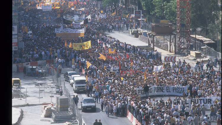 Imatge de la manifestació contra Zaplana convocada pel Bloc de Progrés Jaume I i celebrada el 6 de maig de 1995 a València
