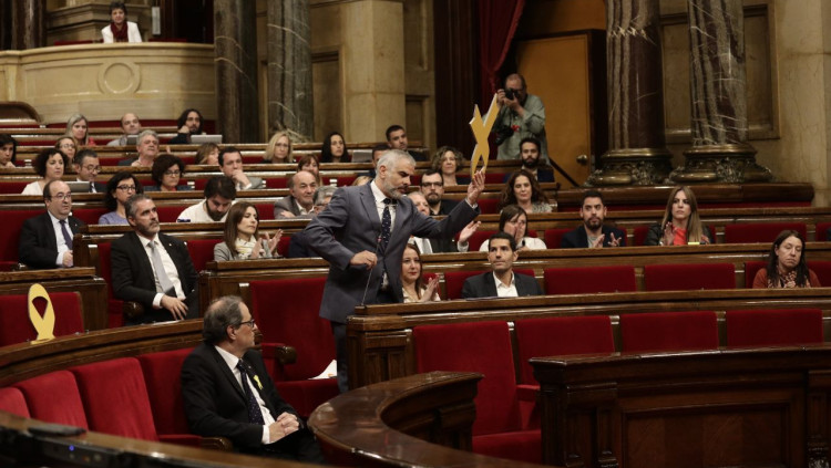 Carlos Carrizosa retira el llaç groc d'un escó del Parlament. Parlament de Catalunya