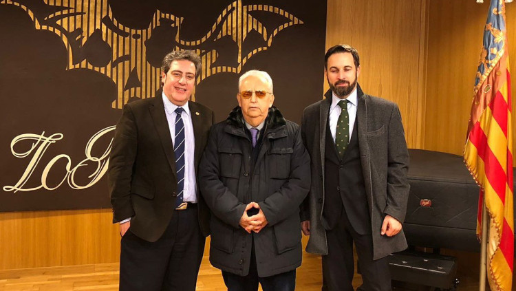 Jose María Llanos, coordinador de Vox València, amb el líder de Vox Santiago Abascal, a la seu de Lo Rat Penat, l’entitat senyera del blaverisme.