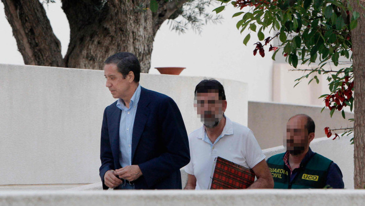 L’expresident de la Generalitat Valenciana, Eduardo Zaplana, amb les claus per entrar al seu domicili de Benidorm (Marina Baixa) durant l’escorcoll de la Guàrdia Civil| EFE