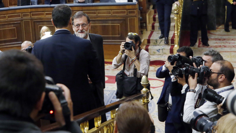 El nou president espanyol, Pedro Sánchez, saluda l'expresident Mariano Rajoy| EFE