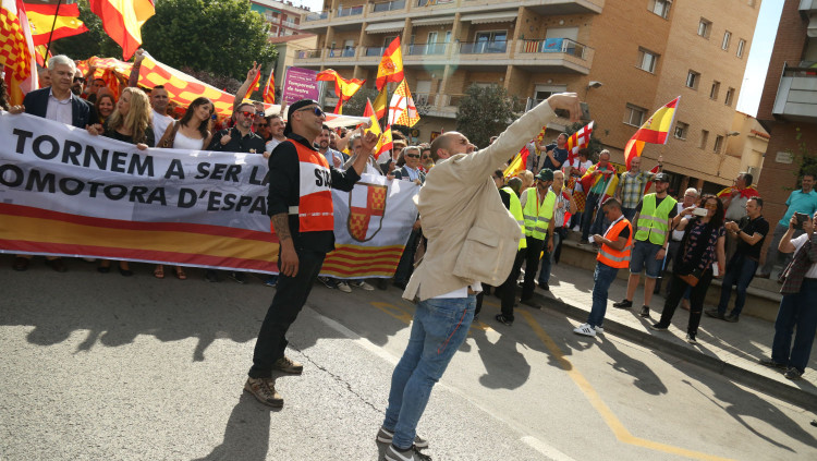 Fent-se una foto, José Casado, un dels encausats i membre de Vox i Segadors del Maresme