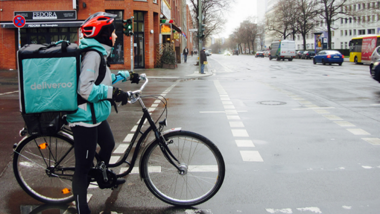 Una repartidora de Deliveroo a Berlín, Alemanya. Akuppa John Wigham