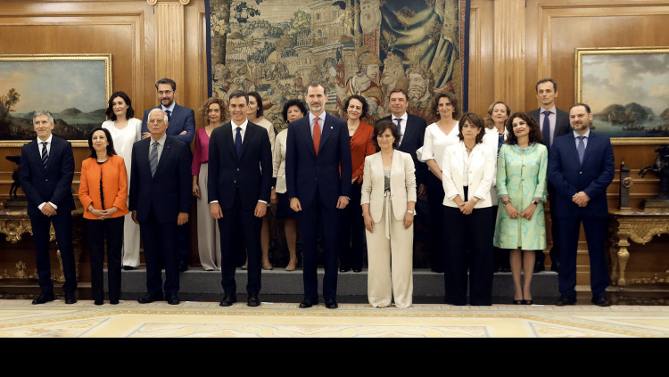 Pedro Sánchez i el rei Felip VI en la presa de possessió dels nous ministres espanyols al Palau de la Zarzuela.. Efe