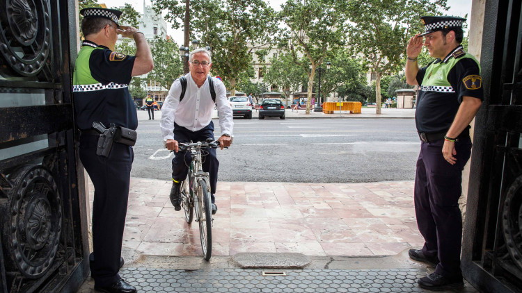 Joan Ribó, alcalde de València, accedeix a l'Ajuntament en bicicleta el primer dia laborable de la seua proclamació.. Miguel Lorenzo