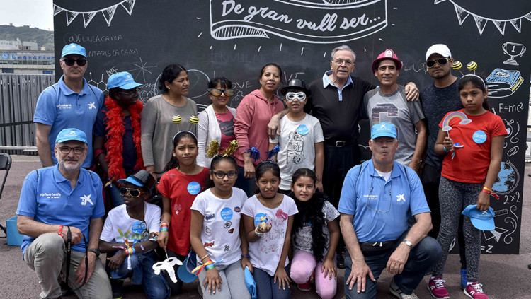 Foto del dia del Voluntari la Caixa, amb Isidro Faine al mig