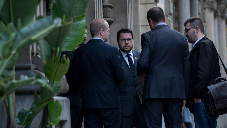 El vicepresident de la Generalitat, Pere Aragonès, a les portes del Departament. EFE