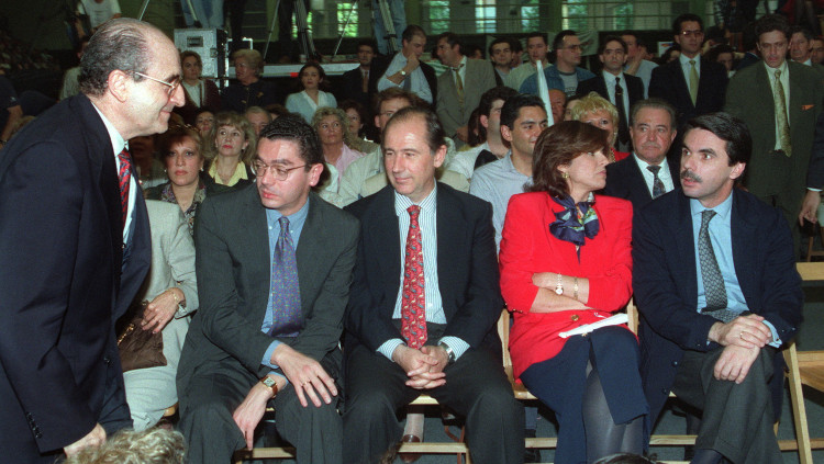 Abel Matutes, a l'esquerra, quan encapçalà la llista del PP a les europees el 1994. Davant seu, Alberto Ruíz-Gallardón, ex ministre de Justícia. /J.M. Espinosa