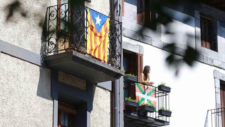 Les ikurriñes i les estelades copen els balcons de Leitza, un municipi navarrès fronterer amb Guipúscoa.. Josu Santesteban