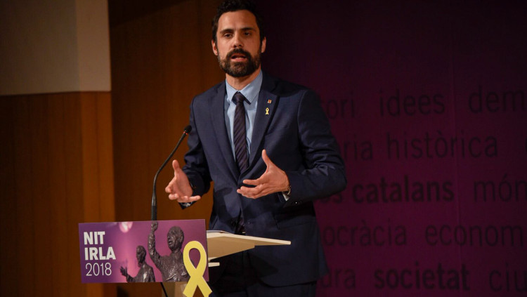 Roger Torrent anunciant la denúncia. Parlament de Catalunya