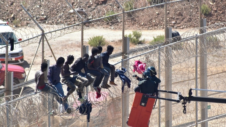 Imatge de tanques en concertines a la frontera sud de l'Estat espanyol| EFE