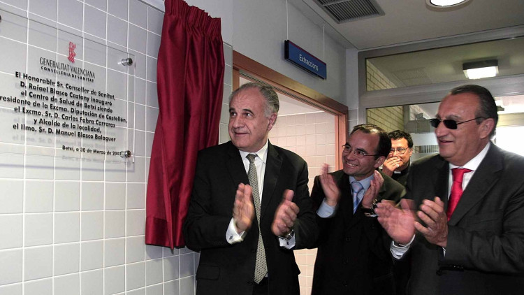 L'exconseller Rafael Blasco inaugurant un hospital junt amb l'expresident de la Diputació de Castelló, Carlos Fabra. Ambdós exdirigents del PP estan a la presó| GVA