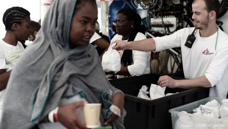 El voluntaris de Metges sense Fronteres reparteixen menjar als refugiats de l''Aquarius'. Kenny Karpov / SOS Mediterranée