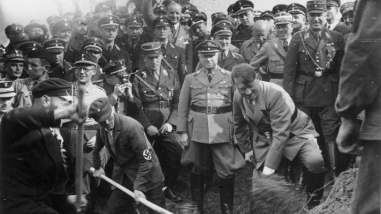 Bundesarchiv, Bild 183-R27373 / CC-BY-SA 3.0, CC BY-SA 3.0, https://commons.wikimedia.org/w/index.php?curid=5436396
