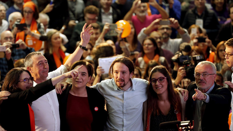 D'esquerra a dreta: Mónica Oltra, Joan Baldoví, Pablo Iglesias, Ada Colau, Marta Sorlí i Pablo Iglesias en un acte electoral de Compromís-Podem
