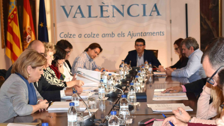 Consell d'administració de Divalterra amb la cogerent Agustina Brines en l'ús de la paraula. Cuerda apareix, amb la cara tallada, a la dreta de la imatge/ Raquel Abulaila