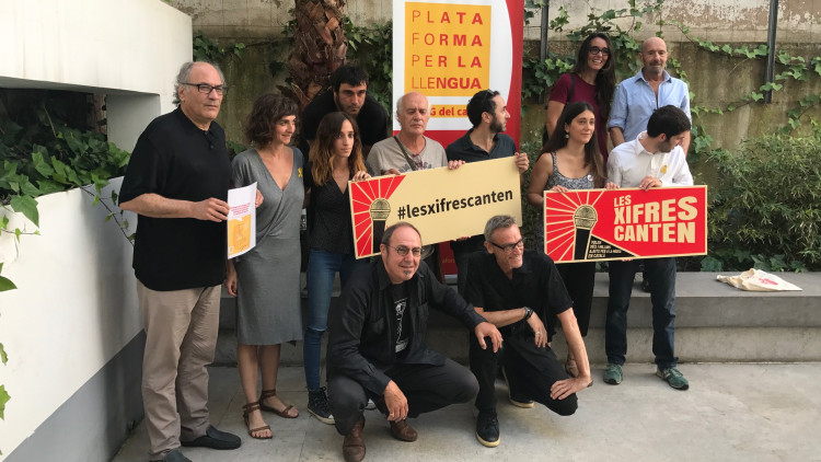 Els autors de l'informe amb cantants catalans i programadors de festivals