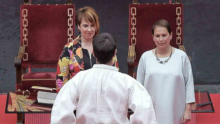 Un aurresku, dansa de reverència tradicional de la cultura basca, va donar la benvinguda a la nova presidenta de Navarra, Uxue Barkos, en la seua presa de possessió del càrrec. Era el 22 de juliol de 2015. Al costat seu, la presidenta del Parlament foral, Ainhoa Aznárez, de Podem. / EFE