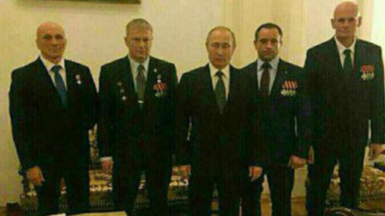 Dmitry Utkin, a la dreta de tot, amb Vladimir Putin.