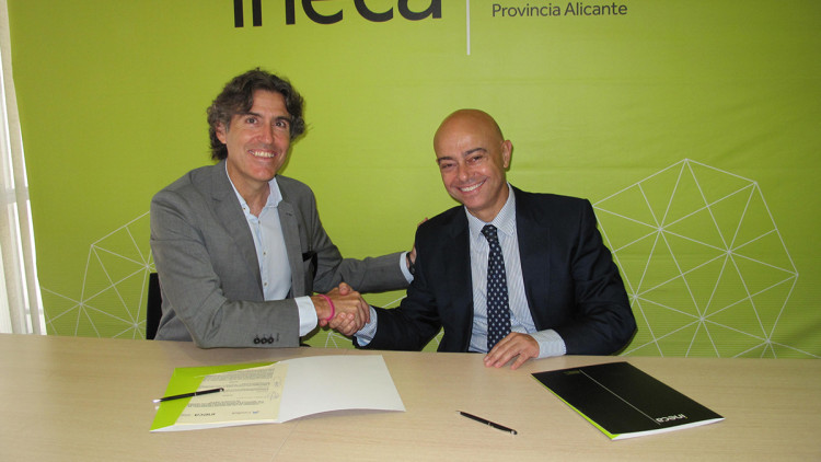 El director d’empreses de CaixaBank a la Comunitat Valenciana, Bernardino Gosp, i el president de l’Institut d’Estudis Econòmics de la Província d’Alacant, Rafael Ballester, firmant el conveni.