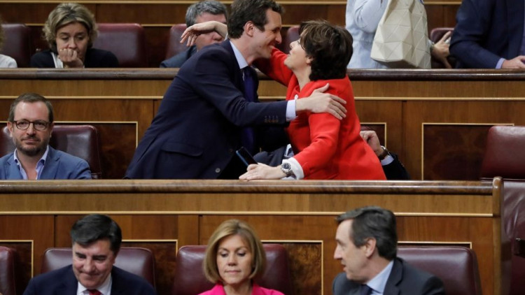Pablo Casado i Soraya Saéz de Santamaría s'abracen al Congrés dels Diputats| EL TEMPS