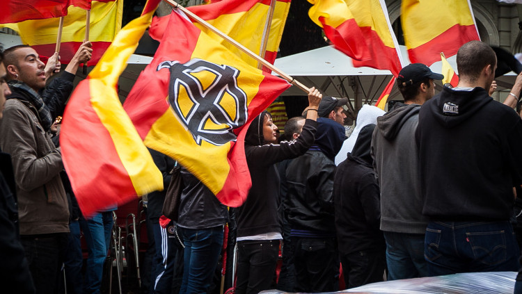 Al mig de la imatge, Melisa Domínguez Ruiz, l’actual líder d’Hogar Social Madrid, entitat destacada del neonazisme espanyol. | Jordi Borràs