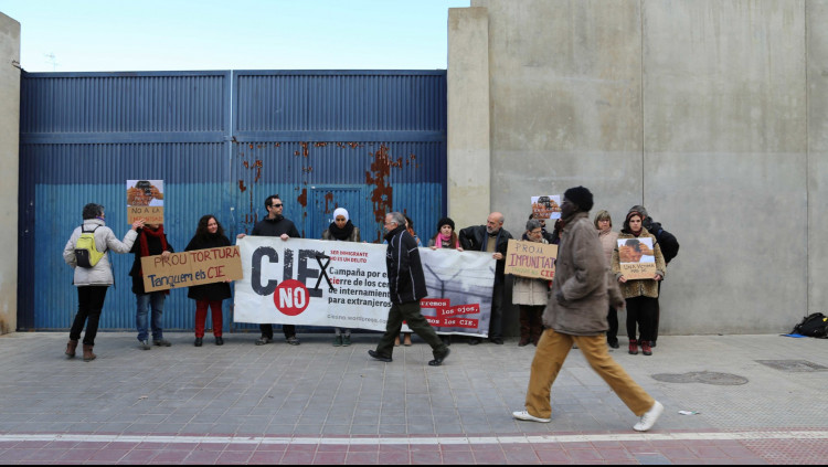 Protesta davant del CIE de Sapadors, a València| EL TEMPS