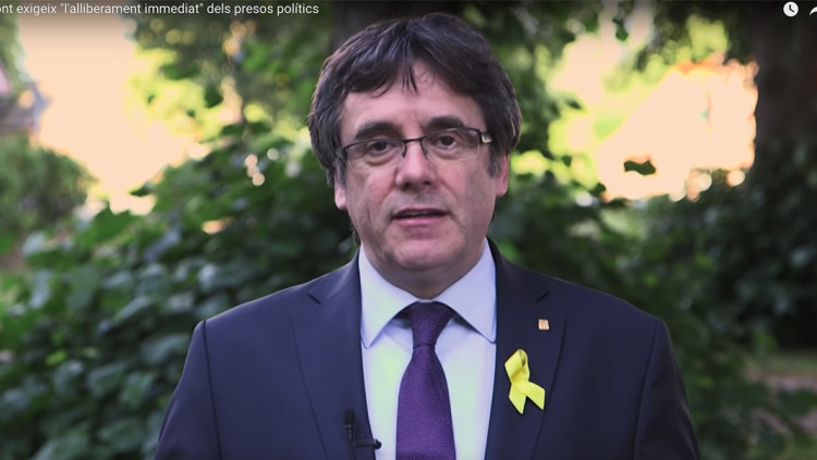Carles Puigdemont compareix pel seu canal de Youtube el mateix dia en què el tribunal de Schleswig Holstein fa pública la sentència d'extradició per malversació. Youtube