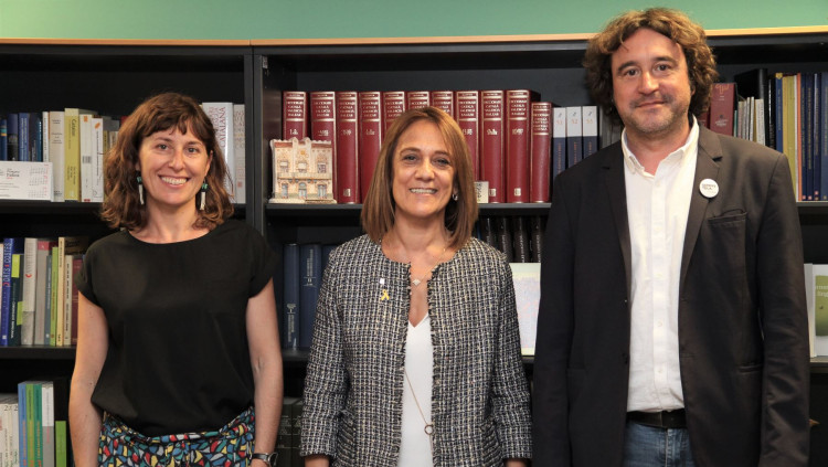 Marta Fuxà, Ester Franquesa i Rubén Trenzano, directors generals de política lingüística de les IIles, Catalunya i País Valencià, respectivament, a la trobada celebrada en Barcelona aquest mes de juny| CAIB