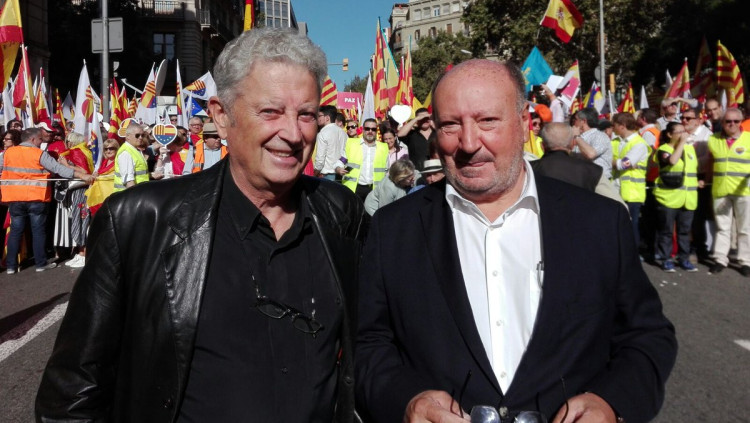 Fernando Mut, president de Societat Civil Valenciana, amb l'expresident de Societat Civil Catalana, Mariano Gomà, a la manifestació unionista del 9 d'Octubre del 2017| EL TEMPS