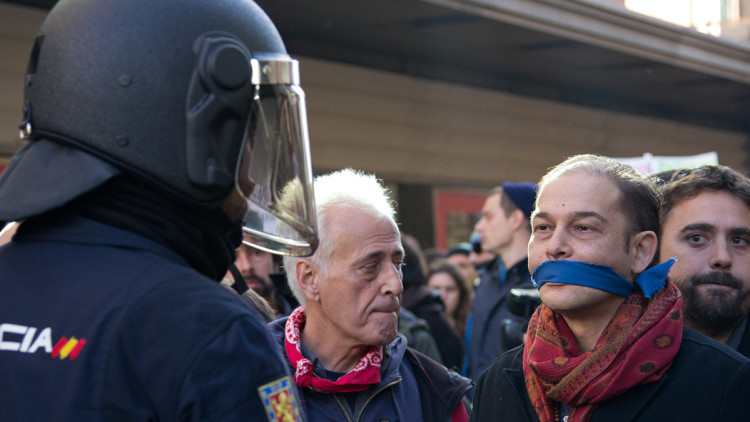 La Llei orgànica de protecció de la seguretat ciutadana (coneguda popularment com a Llei Mordassa) aprovada el 2015,  dona pràcticament carta blanca a la policia en la seva funció repressiva.. Efe