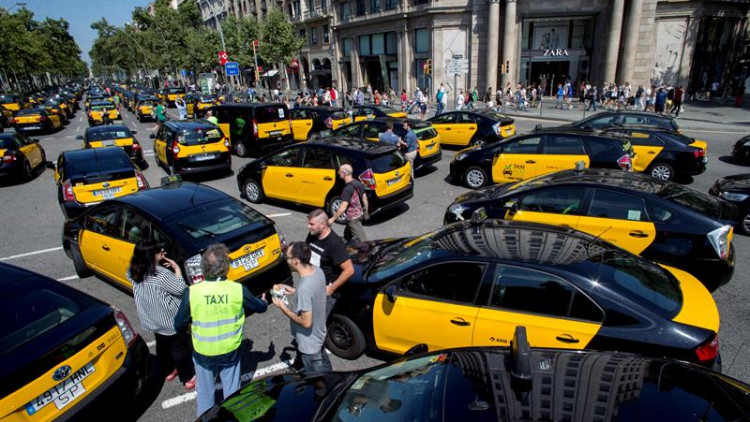 Els taxis tallen la Gran Via de Barcelona. Efe
